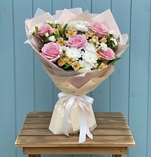 Букет цветов из:  Гвоздики, Орхидеи и Розы в Солигаличе