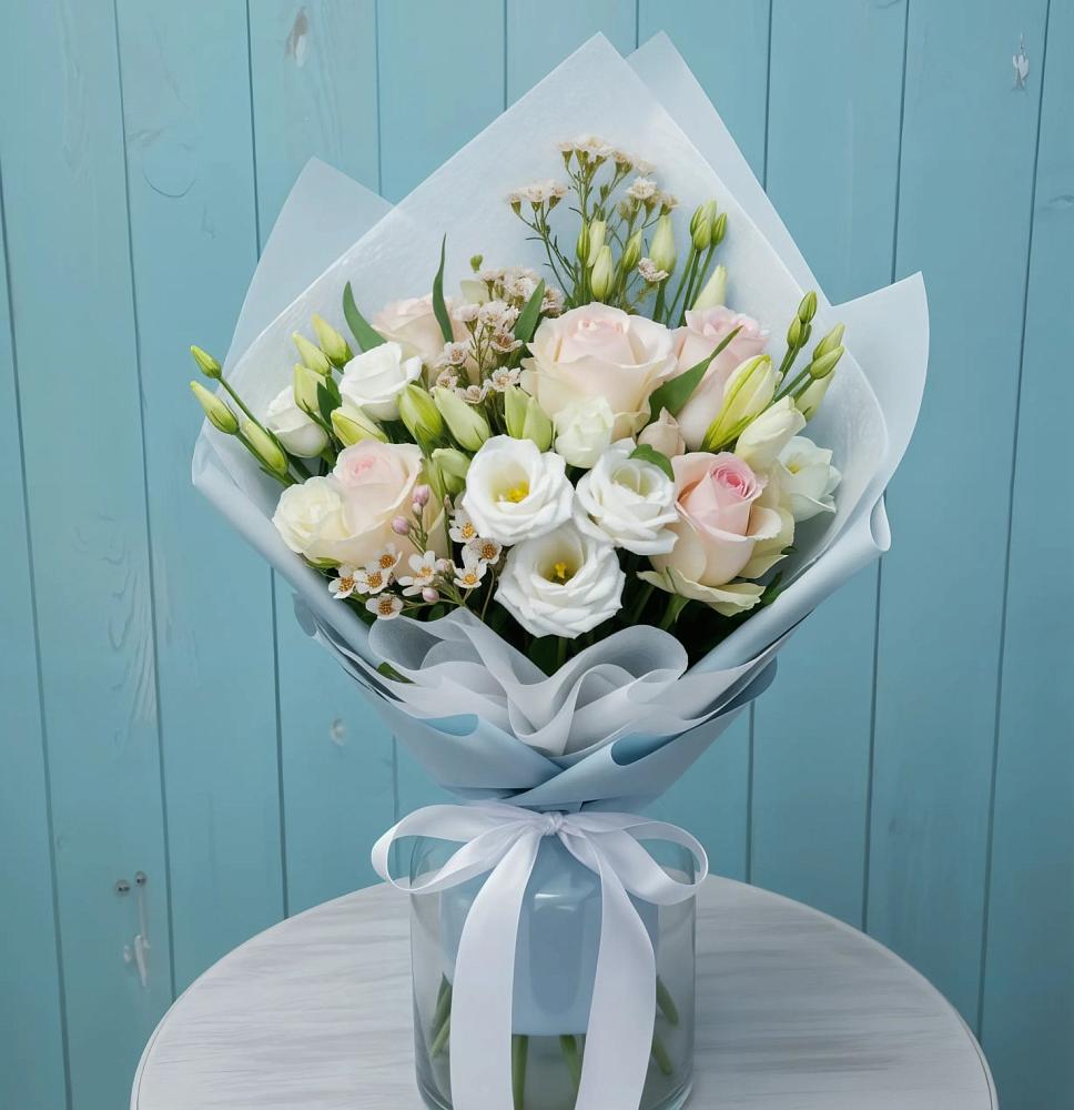 Букет цветов из: Розы и Лизиантусы в Солигаличе