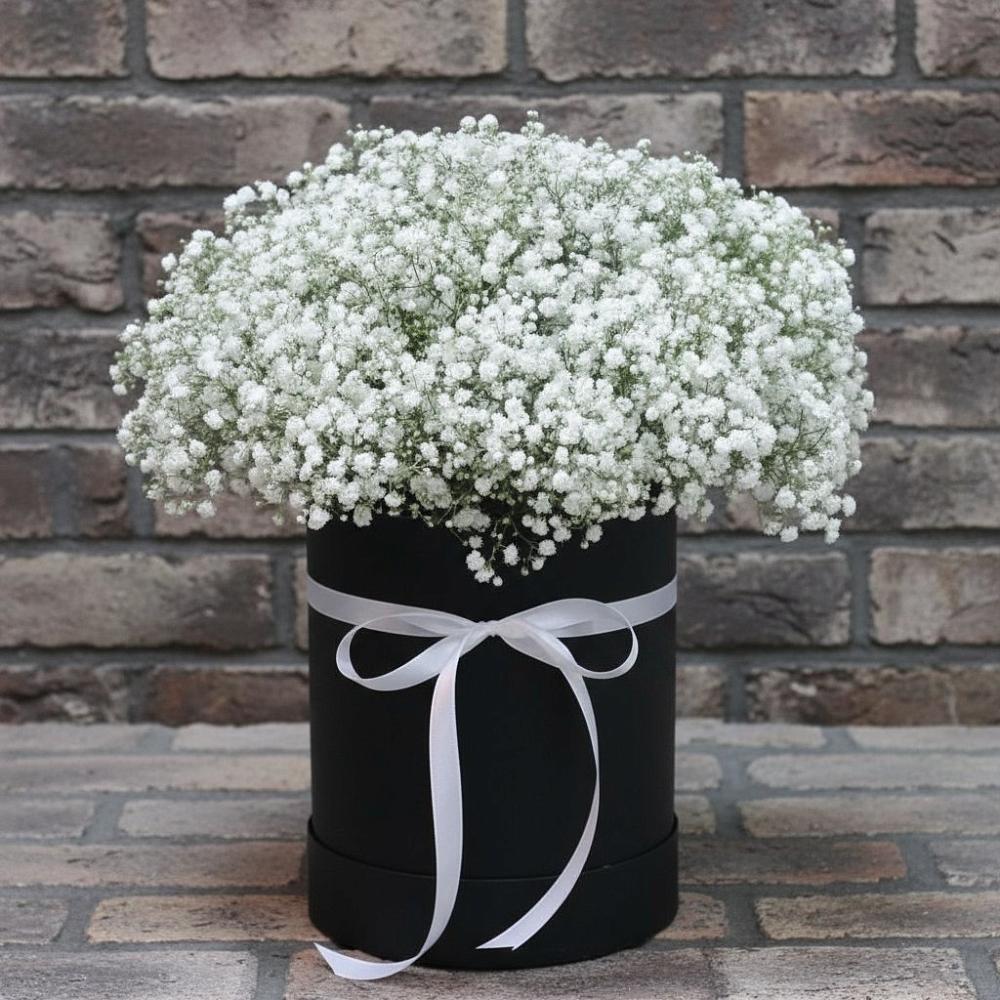 Цветочная композиция из Гипсофила в шляпной коробке в Солигаличе