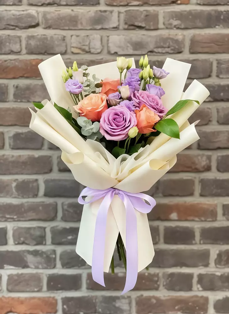 Букет цветов из: Лизиантусы и Розы в Солигаличе