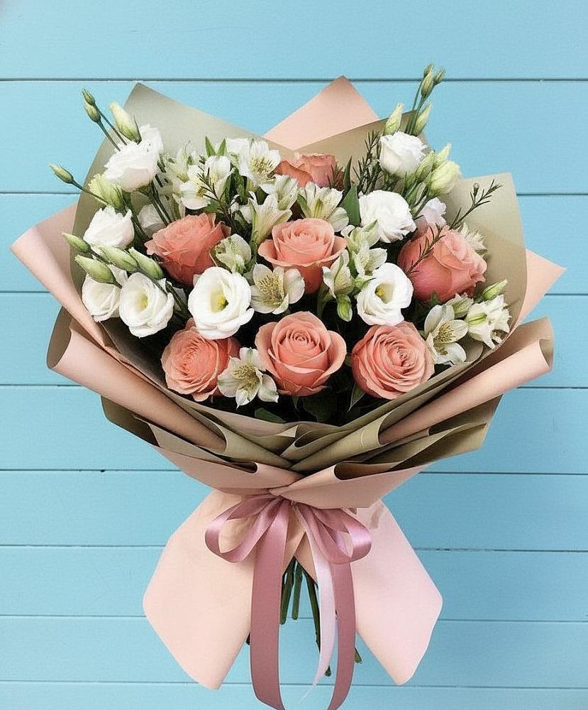 Букет цветов из: Розы, Альстромерии и Лизиантусы в Солигаличе