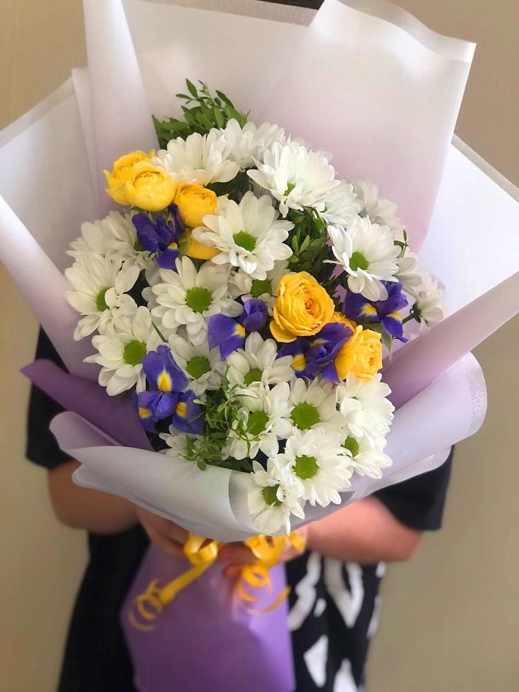 Букет цветов из: Ирисы, Хризантемы и Розы в Солигаличе