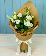 Букет цветов из:  Хризантемы и Лизиантусы в Солигаличе