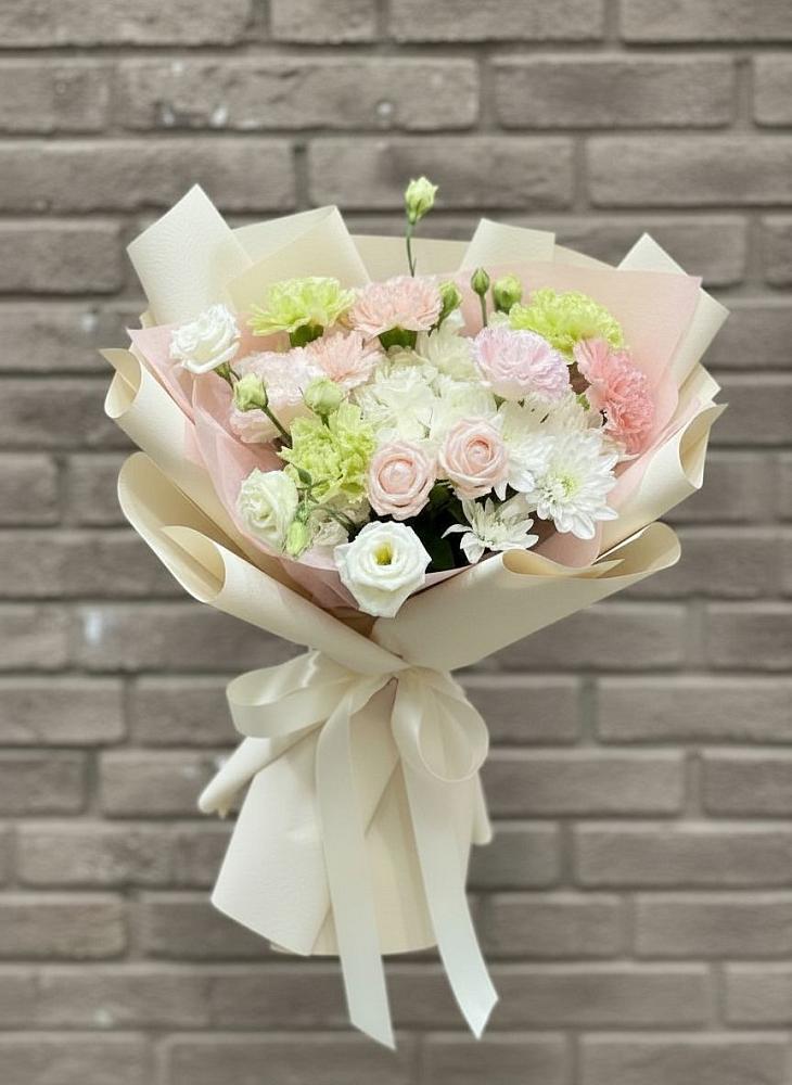 Букет цветов из: Гвоздики, Розы, Лизиантусы и Хризантемы в Солигаличе