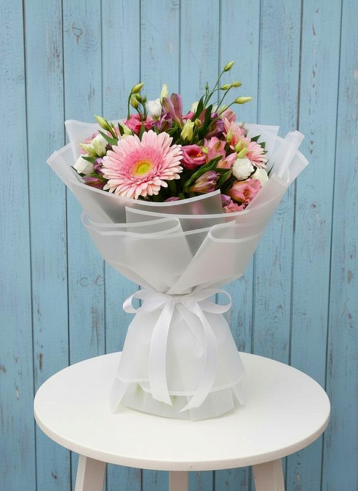 Букет цветов из: Герберы, Альстромерии и Лизиантусы в Солигаличе