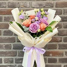 Букет цветов из:  Лизиантусы и Розы в Солигаличе