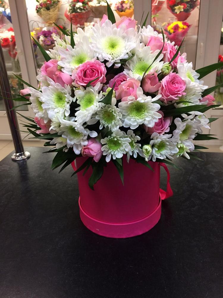 Цветочная композиция из Розы и Хризантемы в шляпной коробке в Солигаличе