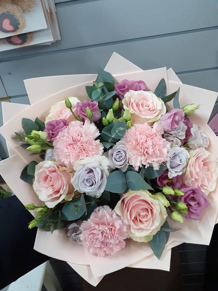 Букет цветов из: Розы, Гвоздики и Лизиантусы в Солигаличе