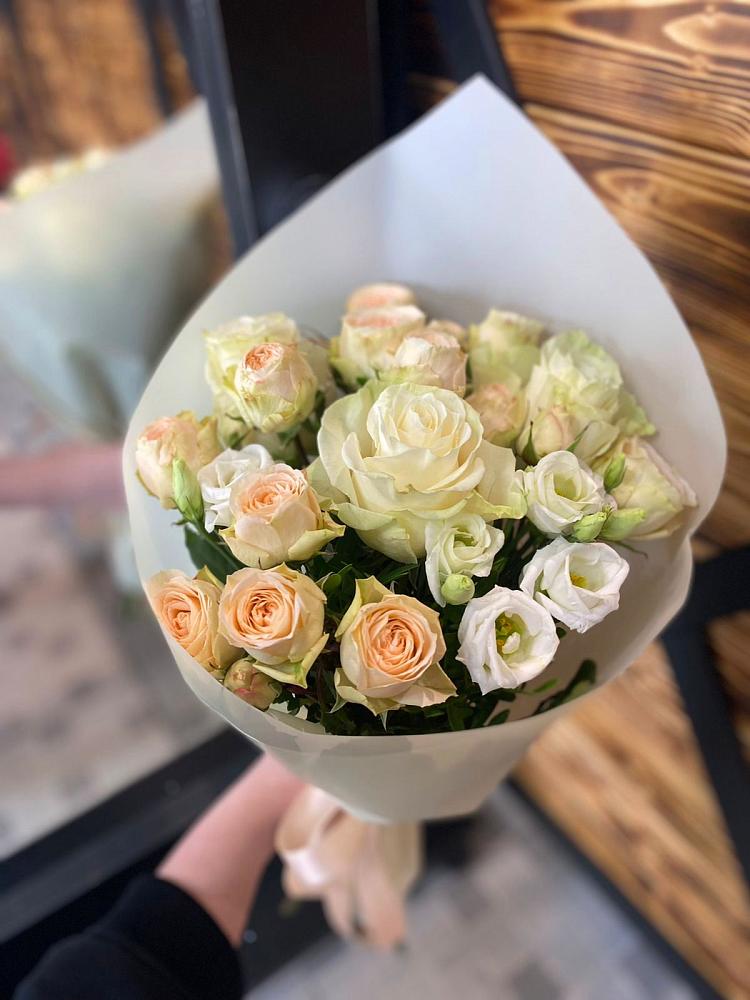 Букет цветов из: Розы и Лизиантусы в Солигаличе