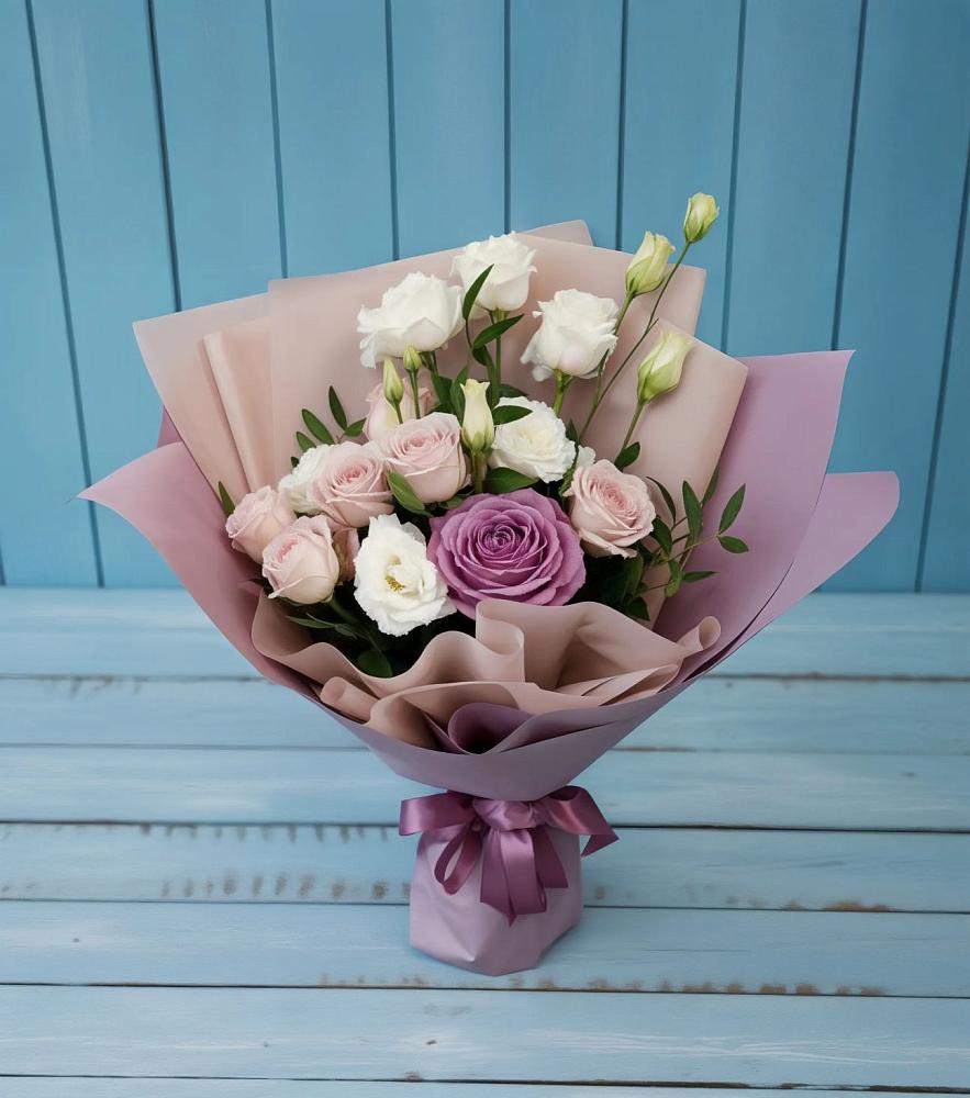 Букет цветов из: Розы и Лизиантусы в Солигаличе